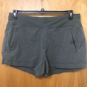 Athleta Trekkie North Olive Nylon/Spandex Shorts, zip pockets sz 18